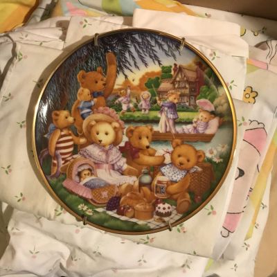 IMG_0760
Carol Lawson A Teddy Bear Picnic Limited Edition Fine Porcelain Plate Heirloom Condition:New Estimated Value $75.00
