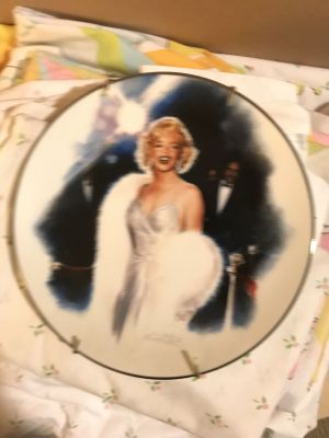 IMG_0771
Marilyn Monroe "Opening Night" Delphi 8" Collector Plate Estimated Value 15.00
